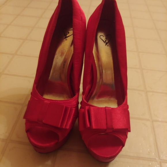 SOLD | Red satin platform heels - Picture 4 of 4